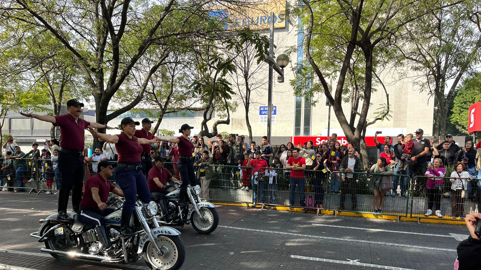 En el marco del 114 aniversario de la Revolución Mexicana, Jalisco llevó a cabo un colorido desfile conmemorativo sobre la avenida Chapultepec, desde la Glorieta de las Personas Desaparecidas hasta avenida México. Durante el evento, se otorgaron el Premio Estatal del Deporte 2024 y reconocimientos al Mérito Deportivo a atletas destacados del estado.