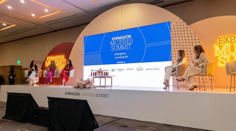 Elena Alti, SVP y CMO de Grupo Salinas, participó en el Expansión Mujeres Summit 2026, donde destacó que la vulnerabilidad, la colaboración y las redes de confianza son herramientas estratégicas para ejercer un liderazgo más humano y efectivo en la alta dirección.