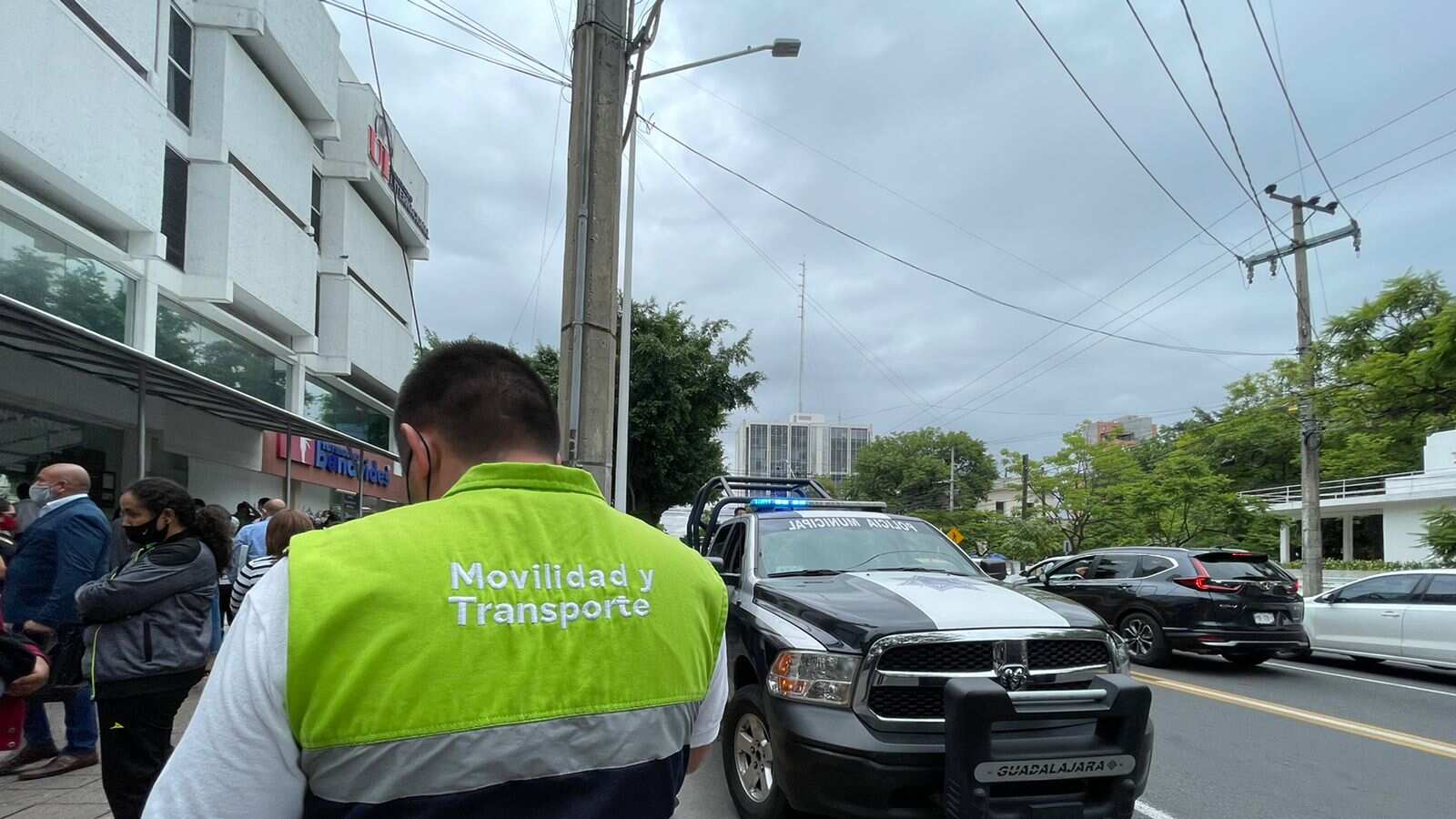 Autoridades lograron la detención de siete personas alrededor del Consulado que se dedicaban a apartar lugares.