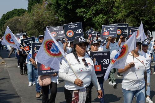 Marchan por el 1M: trabajadores exigen semana de 40 horas y aguinaldo de 30 días