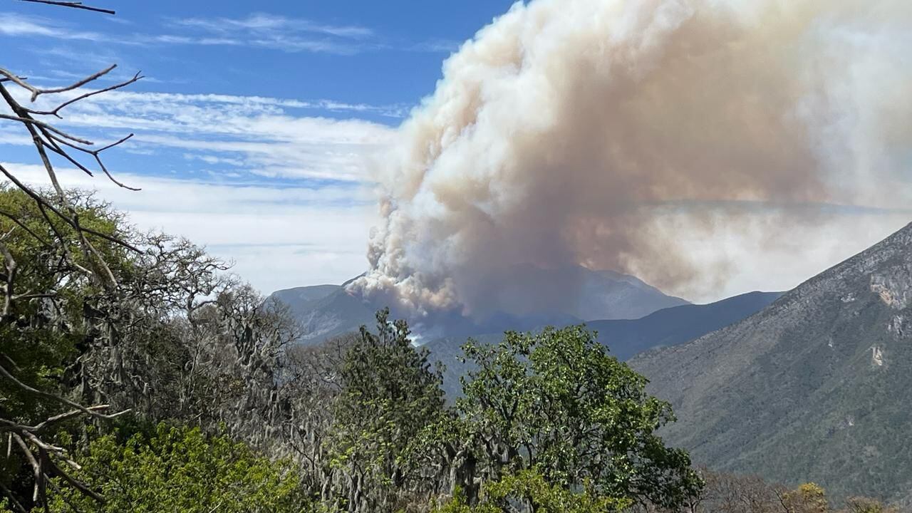 Desde varios kilómetros es visible el humo generado por el fuego en la sierra.