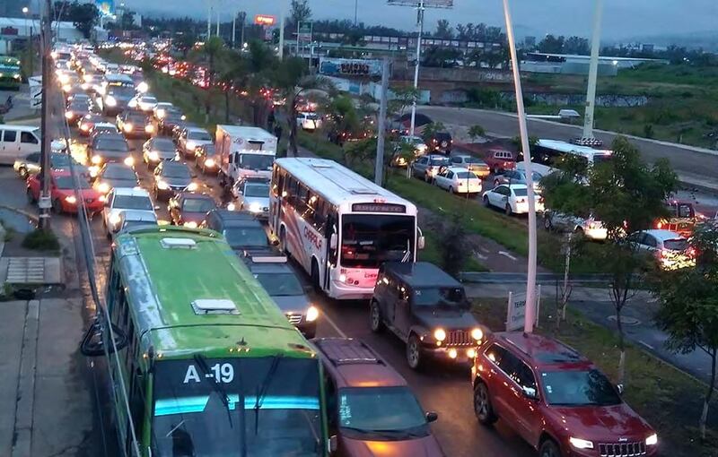 Las ocho avenidas que sacan de Tlajomulco terminan en el anillo Periférico Sur, lo que convierten esta vialidad en un cuello de botella.