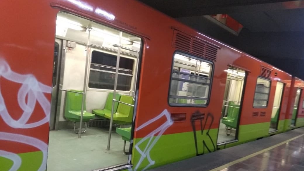grafitean vagón del Metro