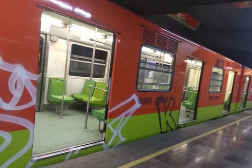 Detienen a dos extranjeros por pintar vagón del Metro en CDMX; tenían presunta marihuana