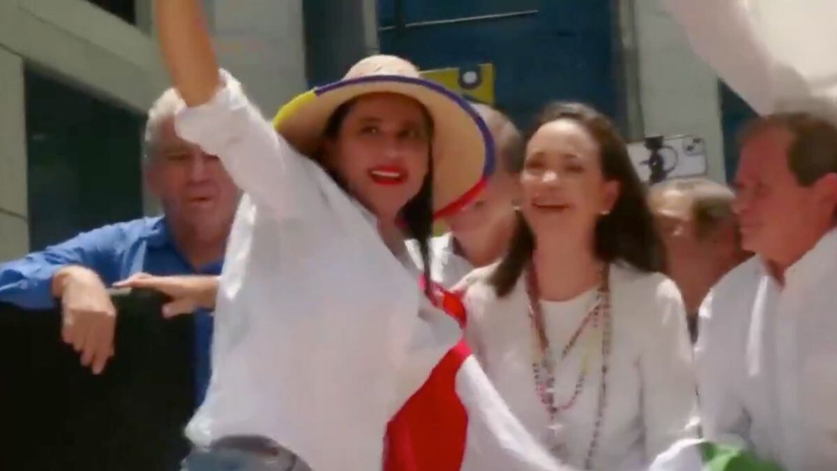 Sandra Cuevas entrega bandera de México a líder opositora en marcha contra Maduro