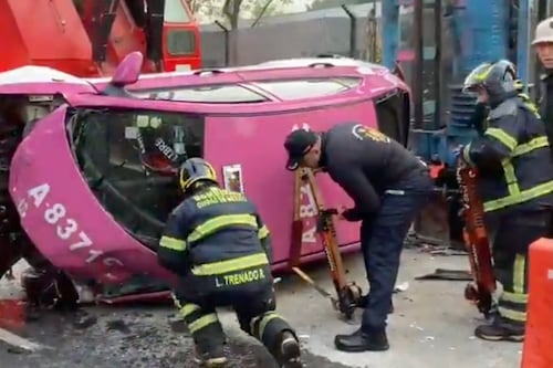 Navidad trágica en CDMX: taxista choca, vuelca y muere tras aparatoso accidente
