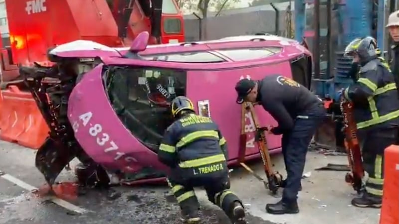 Navidad trágica en CDMX: taxista choca, vuelca y muere tras aparatoso accidente