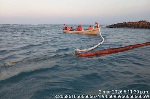 Derrame de hidrocarburo de Dos Bocas alcanza costas de Veracruz