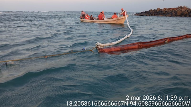 Derrame de hidrocarburo de Dos Bocas alcanza costas de Veracruz