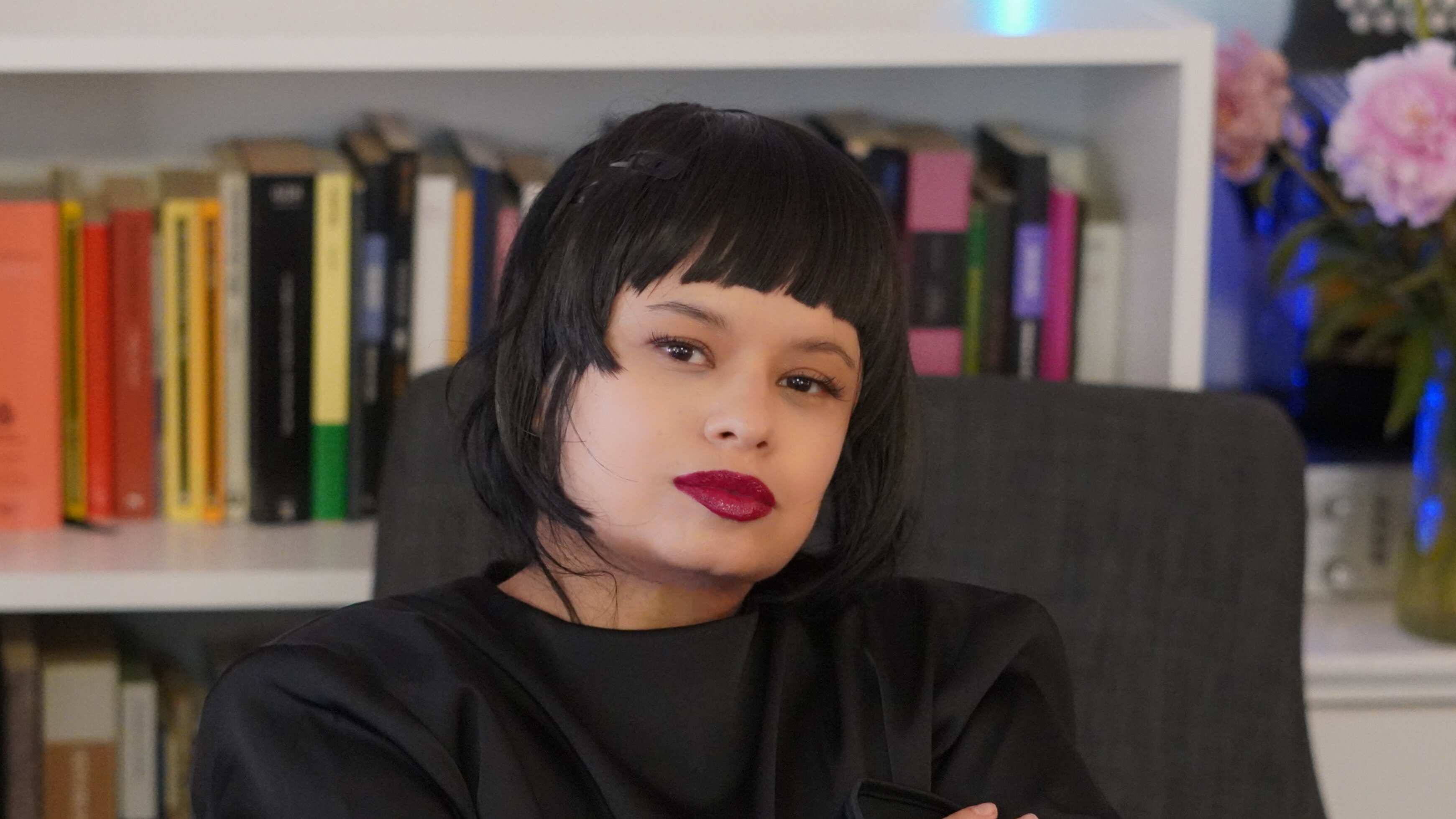 La cantante y compositora Amandititita lanza su audiolibro, “El propósito de la oscuridad”, donde narra los desafíos personales y profesionales que han marcado su vida. Esta obra no solo es una autobiografía, sino una guía introspectiva que invita a la reflexión y a la búsqueda espiritual