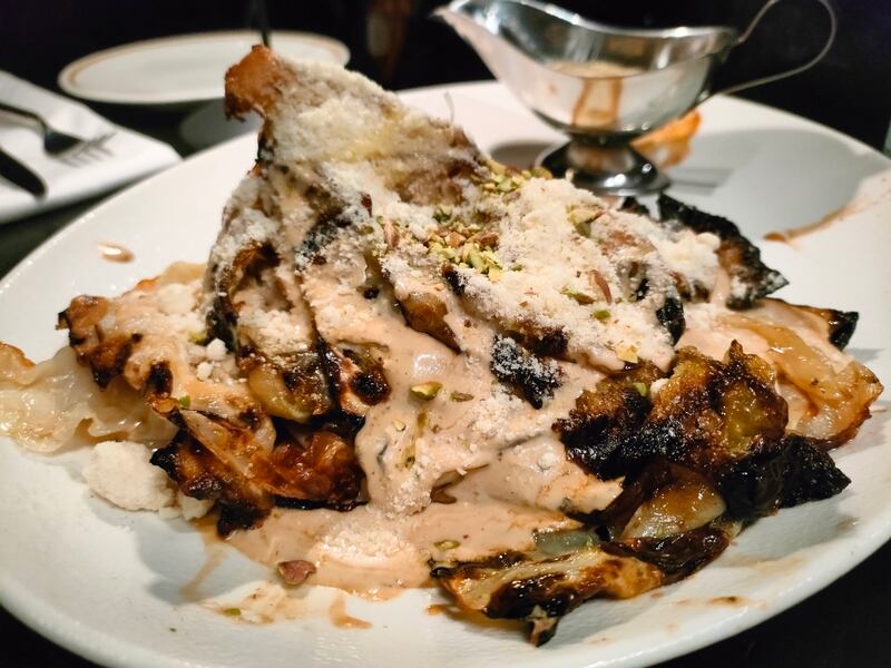 Colmillo y Sra. Tanaka son dos opciones que no puedes dejar de visitar. Cada uno promete una experiencia culinaria única que se complementa con un buen ambiente y una agradable atención