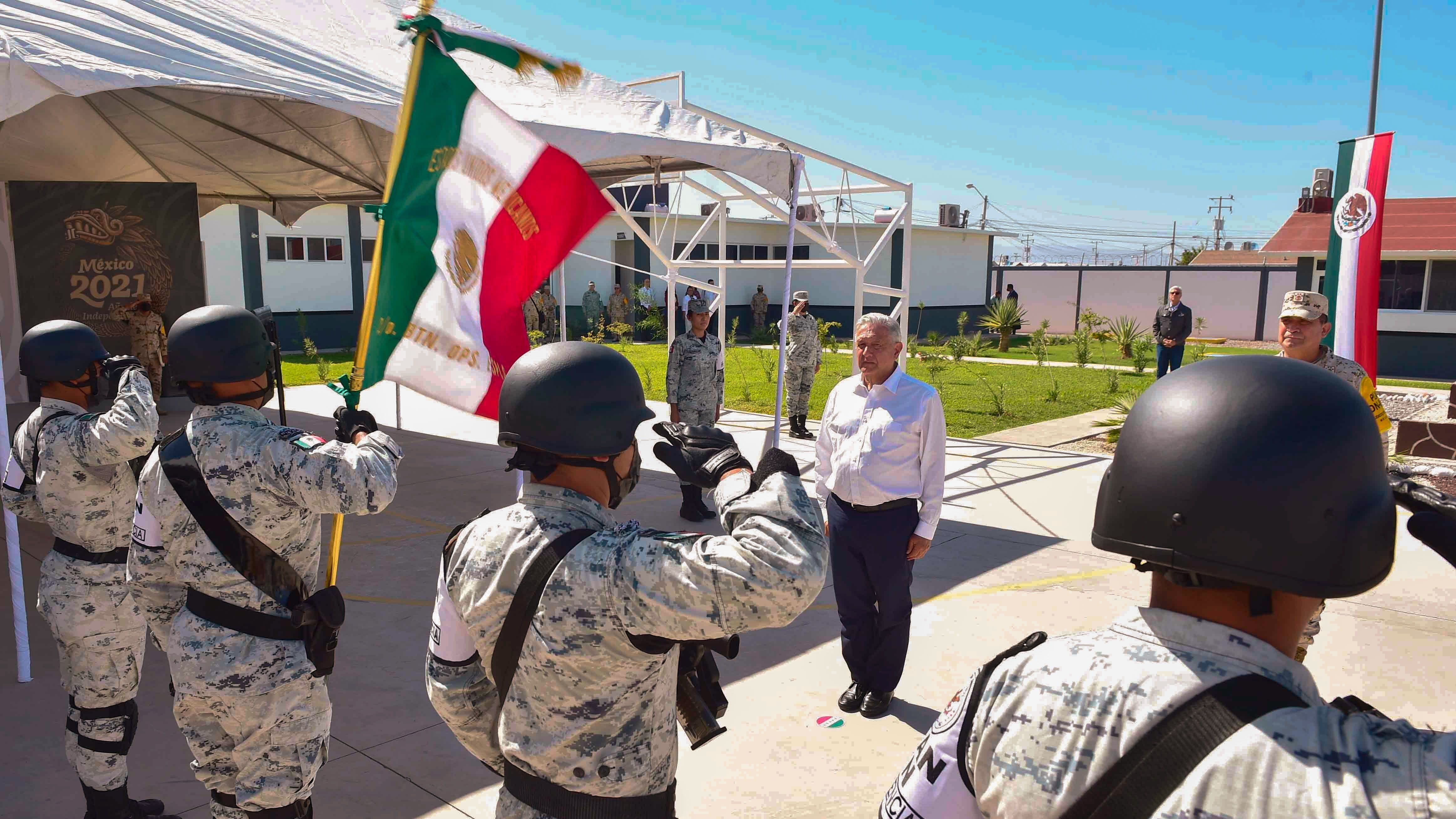 MEXICALI, BAJA CALIFORNIA NORTE. 15OCTUBRE2021.  
Andrés Manuel López Obrador, presidente Constitucional de los Estados Unidos Mexicanos, inauguró de instalaciones de la Guardia Nacional en Mexicali, Baja California. Lo acompañan Luis Rodríguez Bucio, Comandante de la Guardia Nacional; Luis Cresencio Sandoval González, Secretario de la Defensa Nacional; Saúl Luna Jaimes, Comandante 2/a. Z. M.; Jaime Bonilla Valdez, Gobernador Constitucional del Estado de Baja California; Carlos Torres Rosas, Coordinador General de Programas Integrales para el Bienestar; Norma Alicia Bustamante Martínez, Presidenta Municipal de Mexicali; Rosa Icela Rodríguez Velázquez, Secretaria de Seguridad y Protección Ciudadana; Francisco Javier Hernández Almanza, Coordinador Estatal de la Guardia Nacional en Baja California; Marina del Pilar Ávila Olmeda, Gobernadora Electa del Estado de Baja California y Víctor Hugo Aguirre Serna, Comandante de la II R.M..
FOTO: PRESIDENCIA/CUARTOSCURO.COM