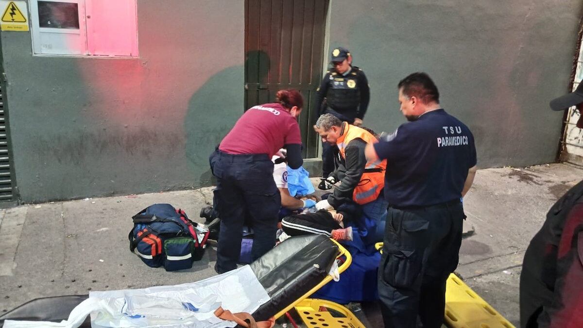 La mujer fue trasladada a un hospital para recibir atención médica. (Especial)