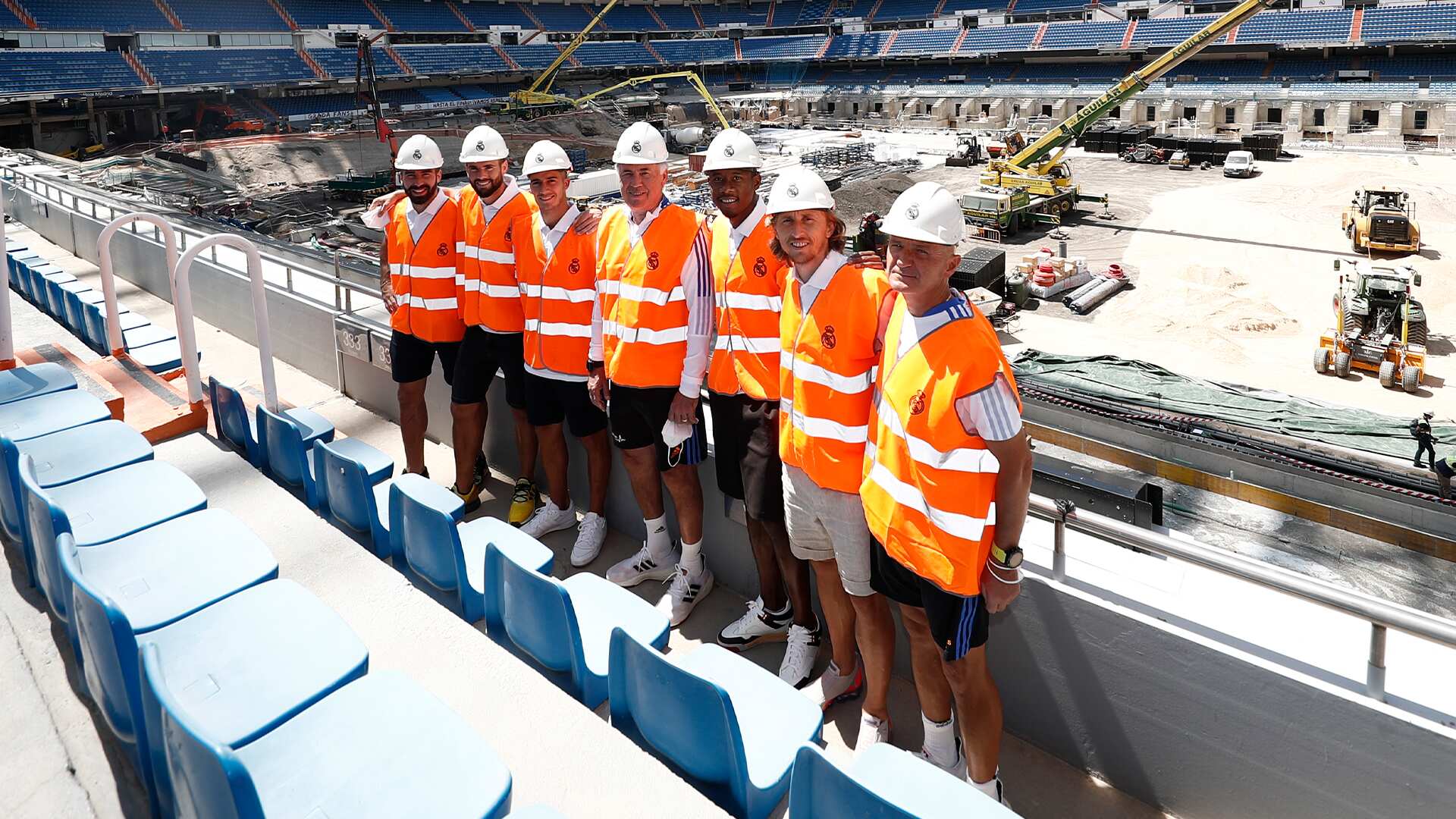 Jugadores del Real Madrid visitan obras del Santiago Bernabéu