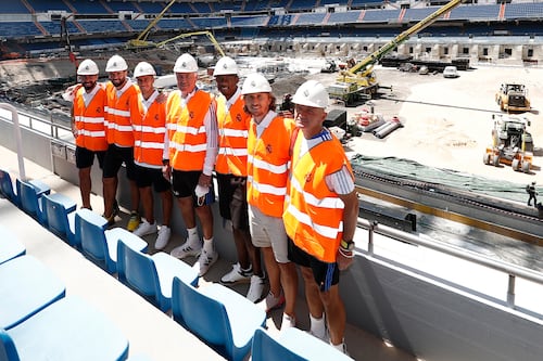 Jugadores del Real Madrid visitan obras del Santiago Bernabéu