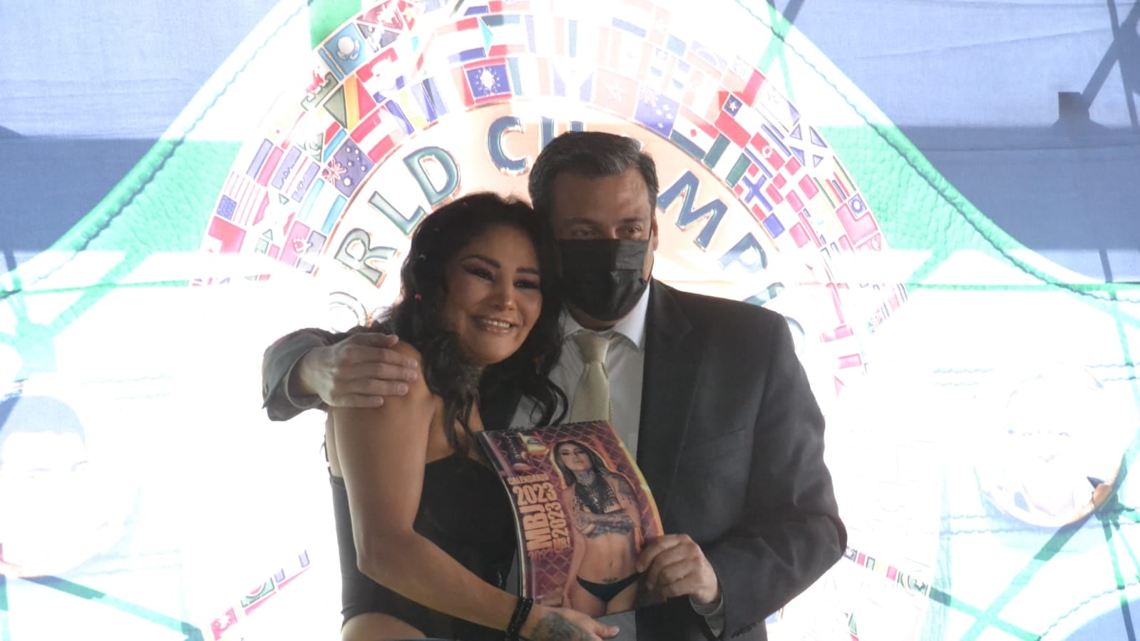 Mariana Juárez junto a Mauricio Sulaimán I Cortesía