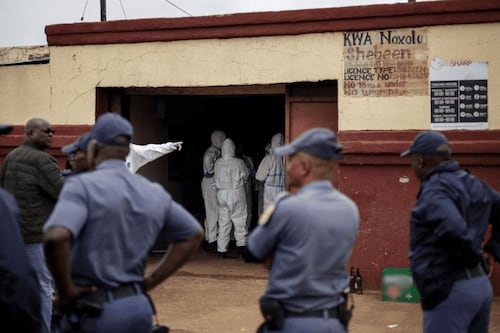 Ataque armado en bar de Sudáfrica deja al menos nueve personas muertas