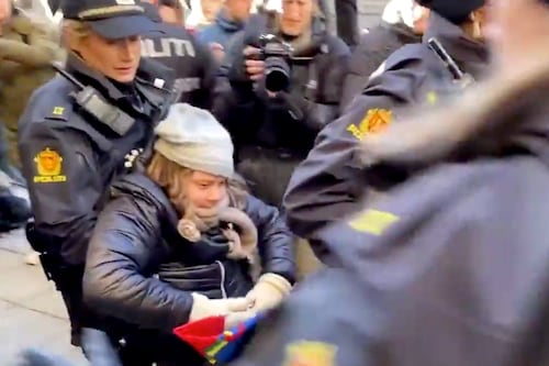 ¿Otra vez? Arrestan a Greta Thunberg durante protesta en Noruega