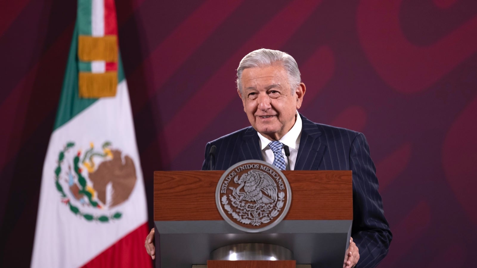 El presidente anunció un aumento salarial al sector educativo.