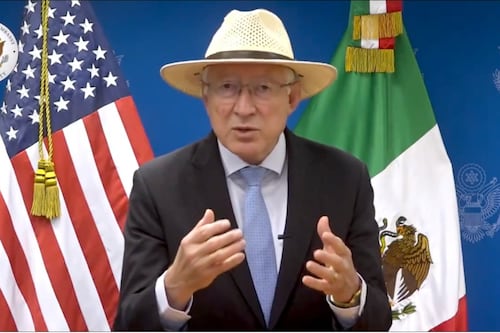 Embajada de EE. UU en México abre WhatsApp para que ‘coyotes o polleros’ no engañen a migrantes