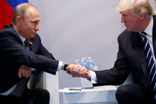 Sonrisas y apretones de mano en encuentro Trump y Putin