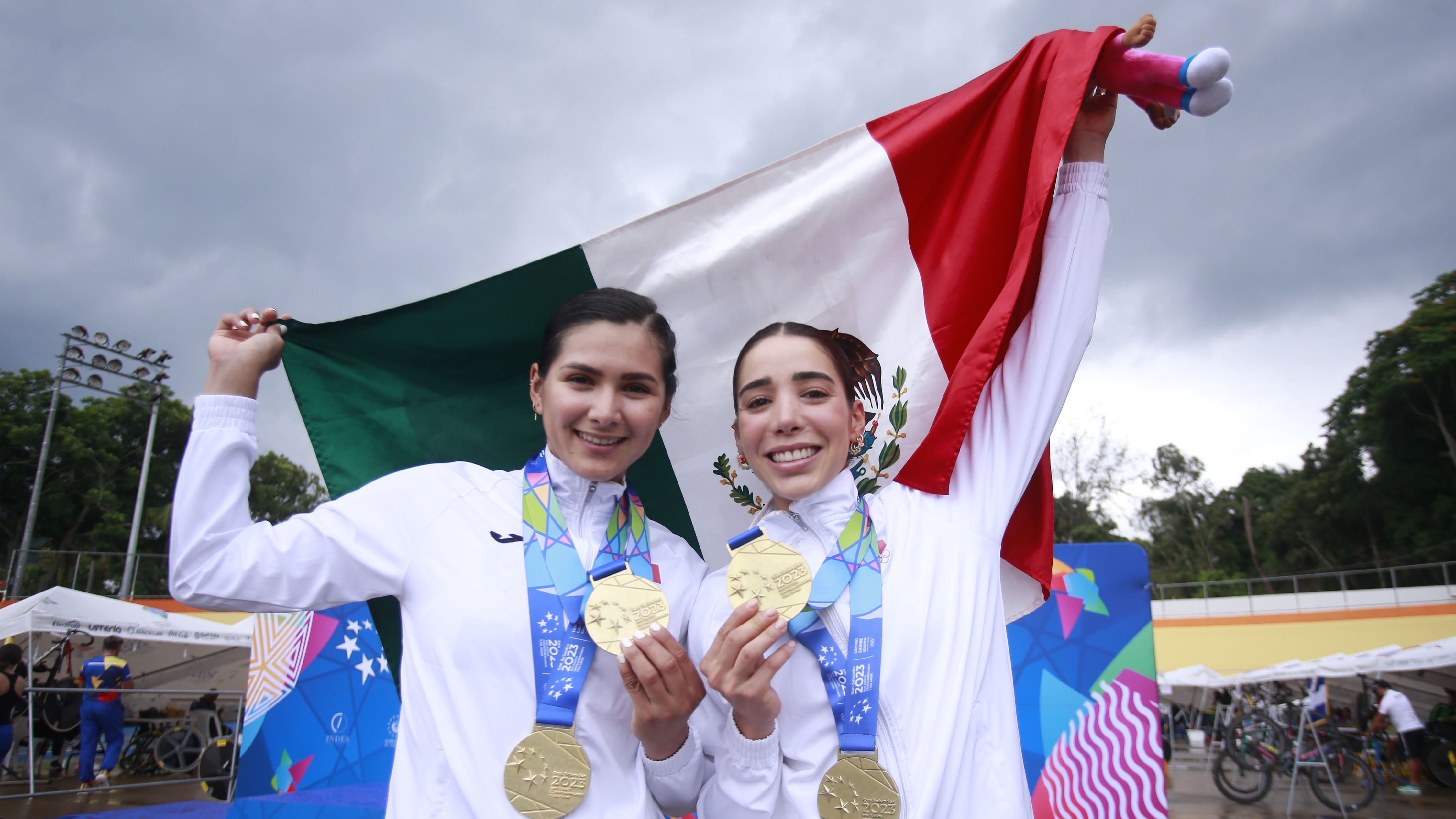 Yareli Salazar, junto a María Antonieta Gaxiola, con las preseas doradas