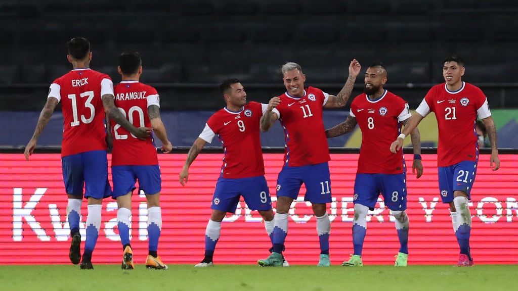 Jugadores de Chile habrían realizado fiesta con mujeres en plena concentración