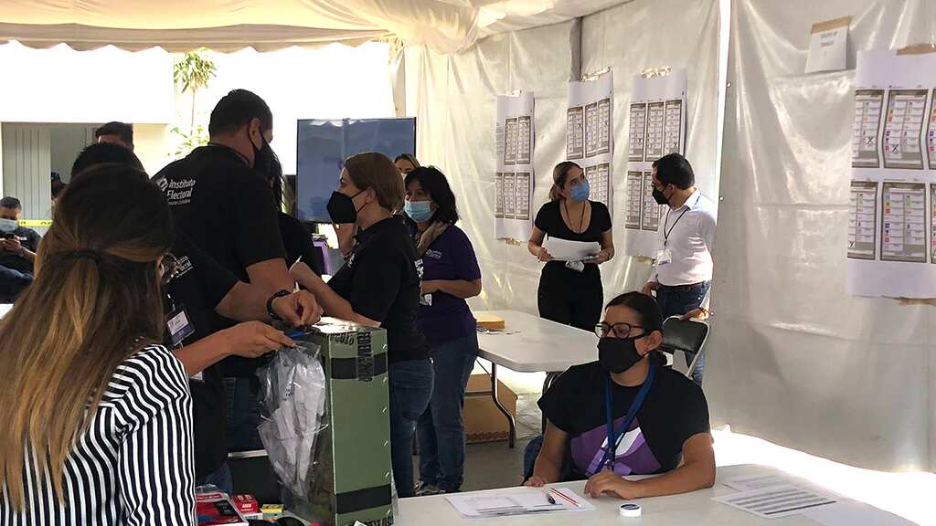 El patio del IEPC fue dispuesto para realizar el conteo de votos de los municipios de La Huerta, Casimiro Castillo, Unión de Tula y Villa Purificación.