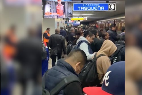 Colapso matutino en la Línea 2: usuarios denuncian demoras y Metro CDMX asegura que “no hay averías”