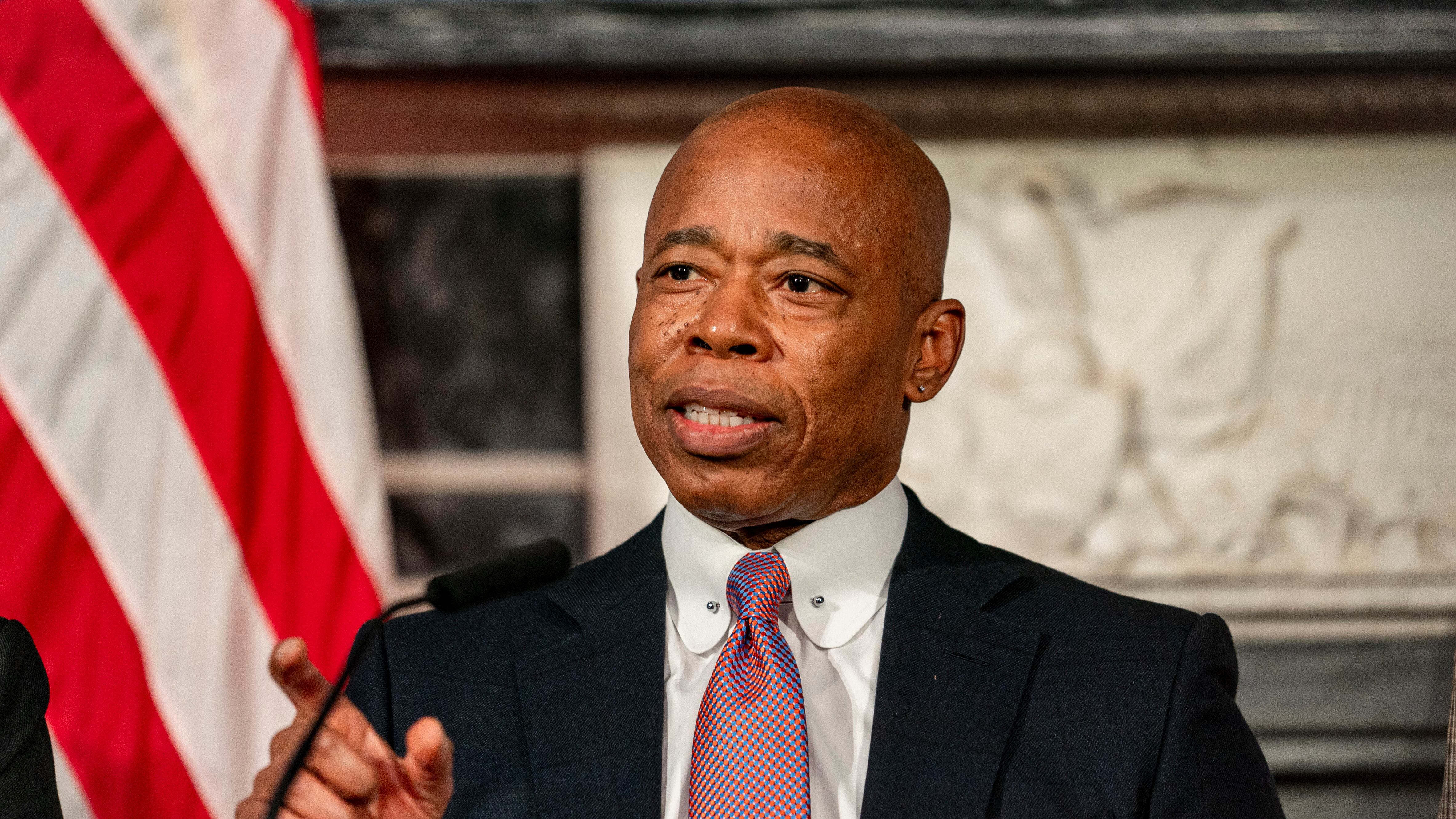 Nueva York demanda a empresa de autobuses por transportar a migrantes desde Texas