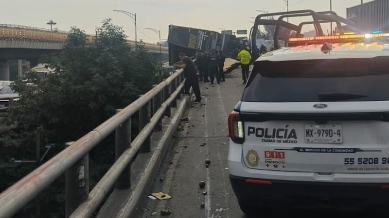 Tráiler vuelca en Av. Oceanía y provoca intensa movilización de cuerpos de emergencia