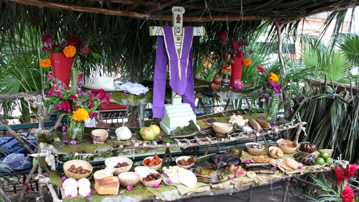 Es un acontecimiento especial para los deudos de los difuntos, pues saben que, en estos días, del 31 de octubre al 2 de noviembre, las ánimas "reciben permiso" para visitar a sus familiares.
