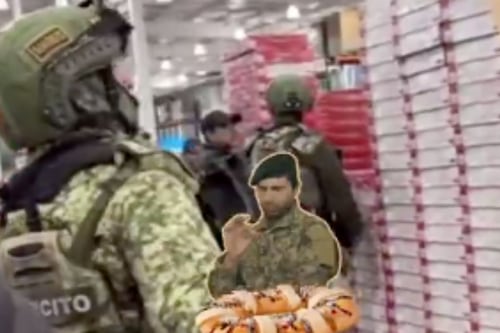 Graban a elementos del Ejército Mexicano comprar Rosca de Reyes en famoso supermercado