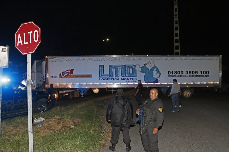 Policías federales y del estado custodian un trailer de servicios de refrigeración con más de 200 cadáveres a bordo del contenedor que fue abandonado en la periferia de la metrópoli.