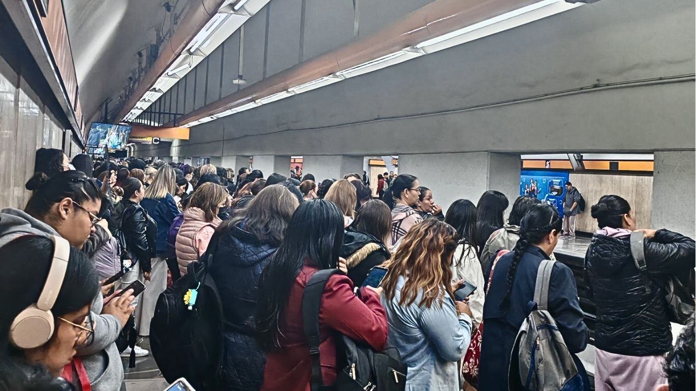 Línea 7 con severos retrasos en el avance de trenes