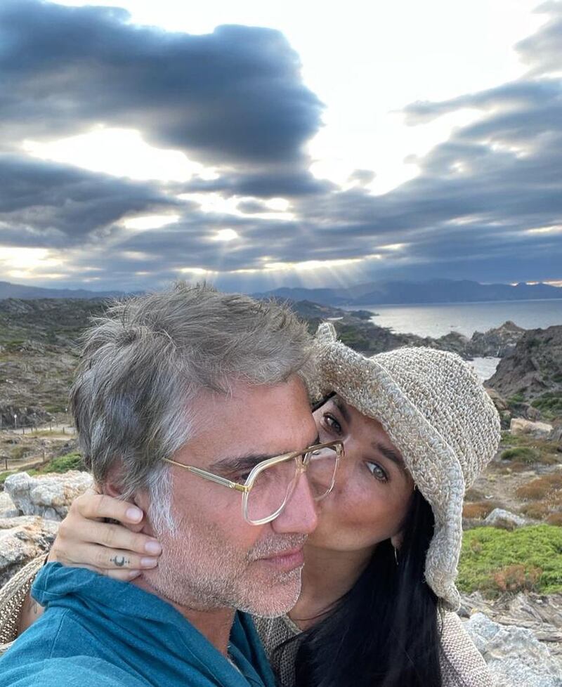 El cantante, por primera vez, muestra de manera oficial fotos con su novia Karla Laveaga.