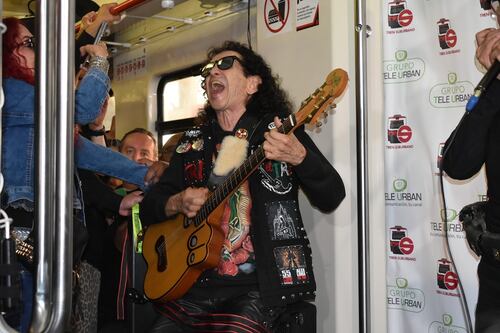 Alex Lora se sube a rocanrolear al Tren Suburbano, pasajeros corearon a todo pulmón