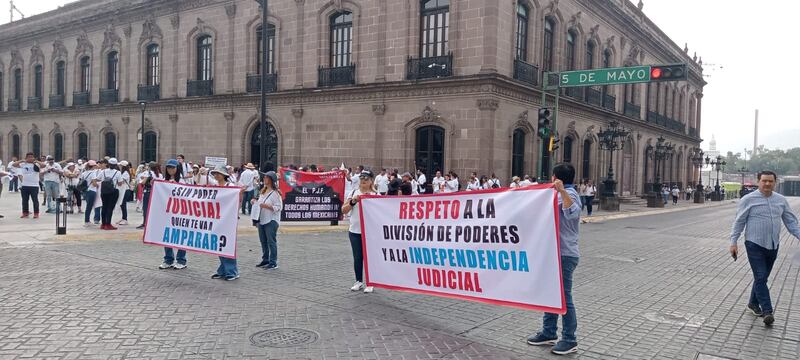 Varias calles del Centro cerraron para dar paso a la manifestación.