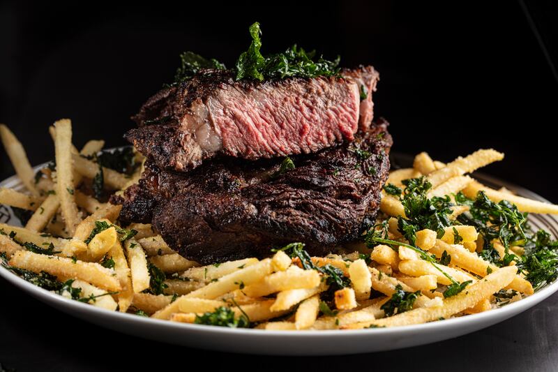 Carne en su jugo con papas a la francesa