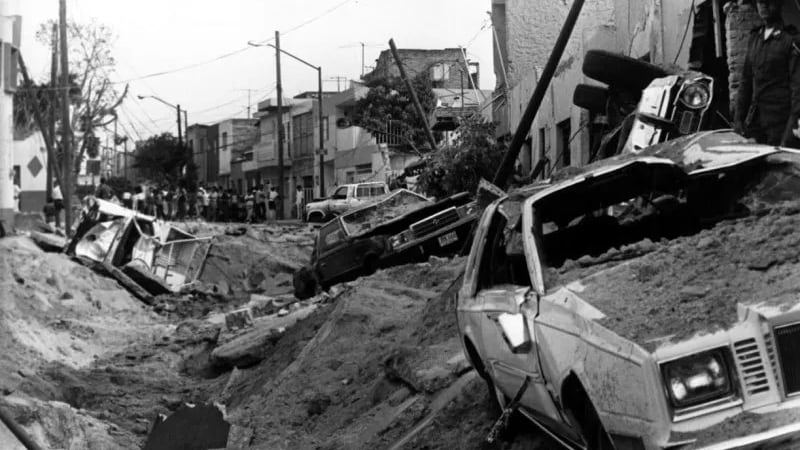 Este accidente ocasionado por la acumulación de hidrocarburo en las cloacas de la capital de Jalisco provocó la muerte de cientos de tapatíos y la desaparición de miles más. ESPECIAL