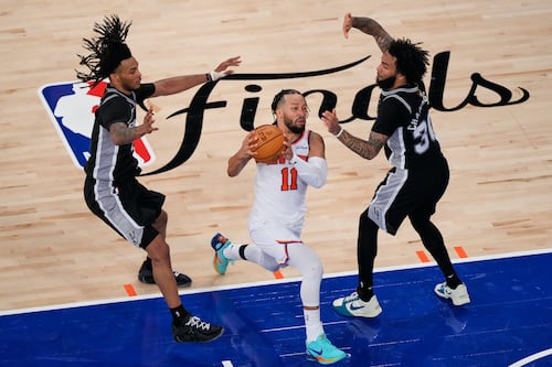 ¿Trump les dio mala suerte? Knicks caen ante Spurs en el tercer partido de finales NBA con abucheos al presidente
