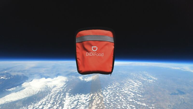La misión fue para celebrar el Día del pollo frito y fue posible gracias a un globo de látex biodegradable inflado con helio