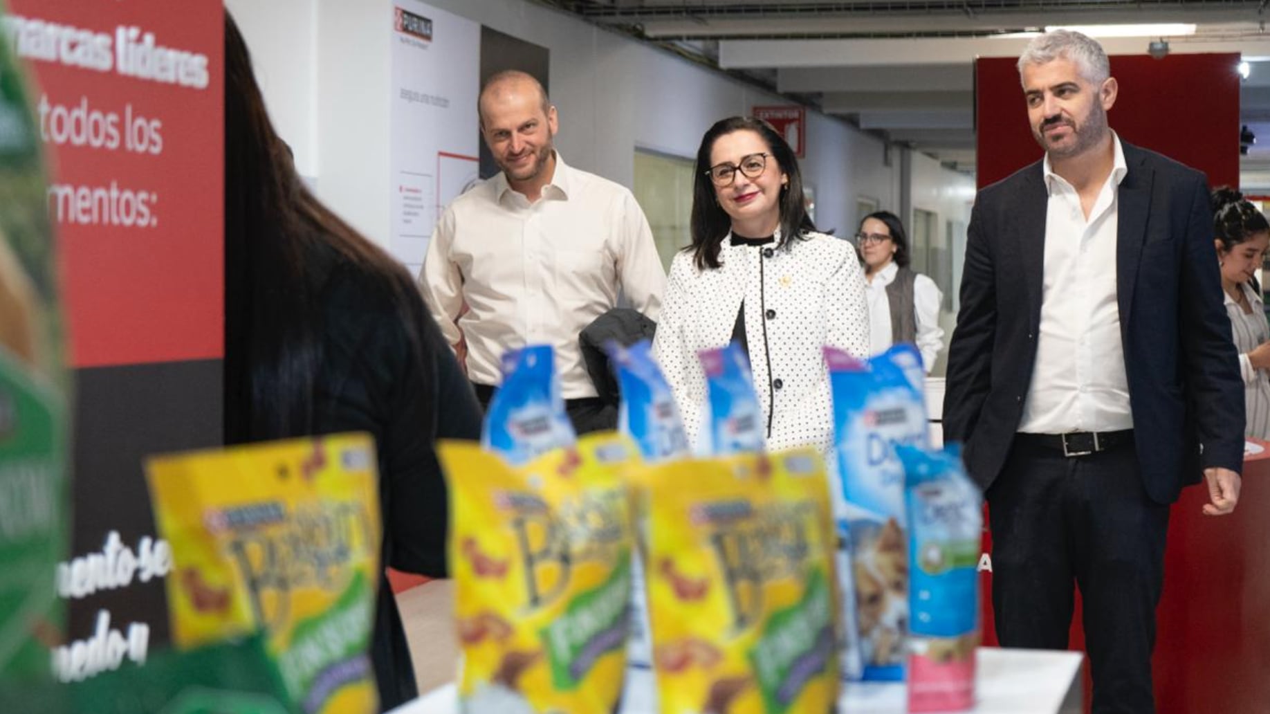 Al centro, la secretaria de Economía del Estado de Guanajuato, Claudia Cristina Villaseñor Aguilar, durante la inauguración del Purina Experience Center en Silao, espacio que fortalece la innovación, la industria y el talento guanajuatense.