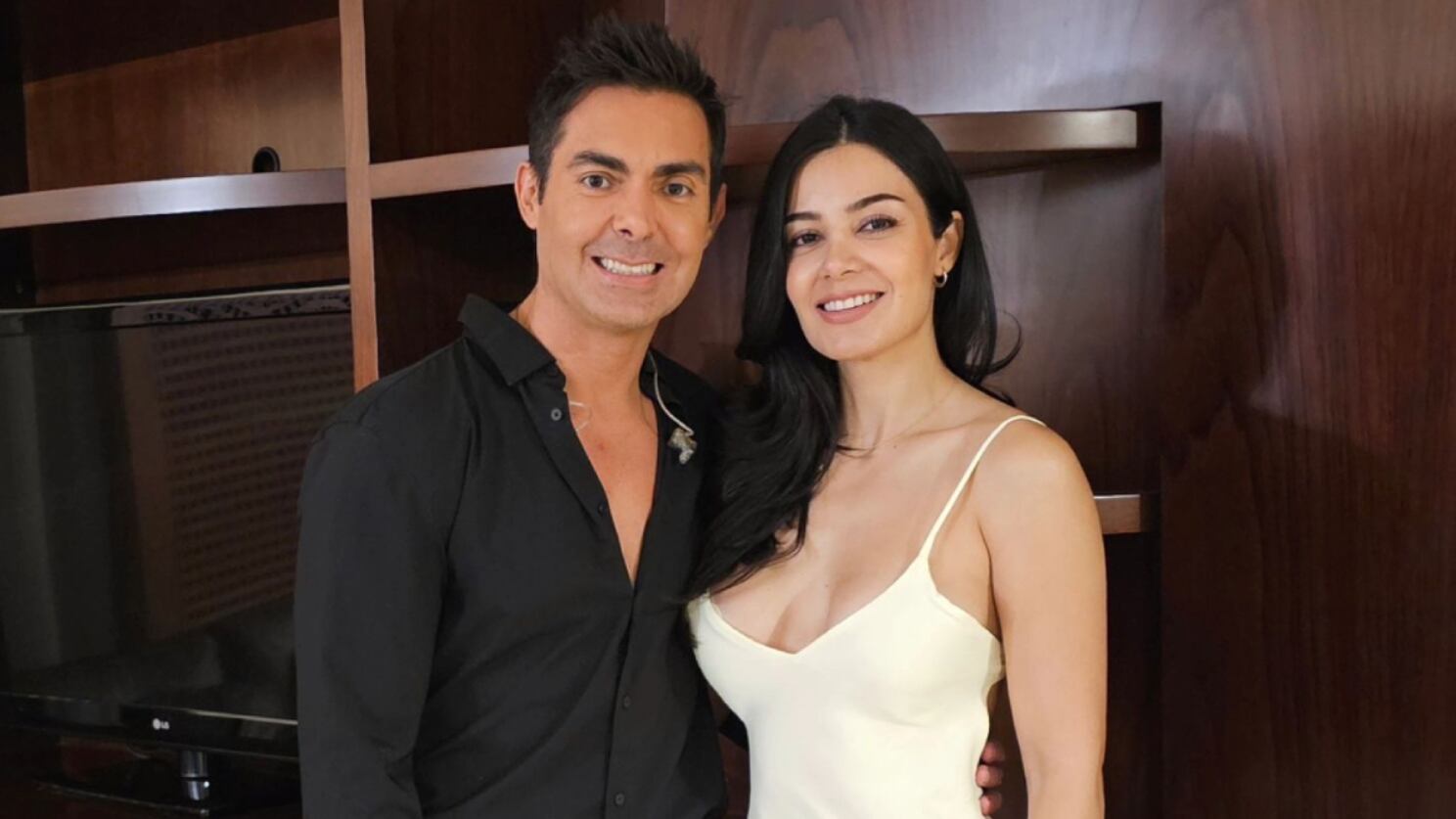 Ernesto D’Alessio se muestra feliz con Alejandra Gálvez.