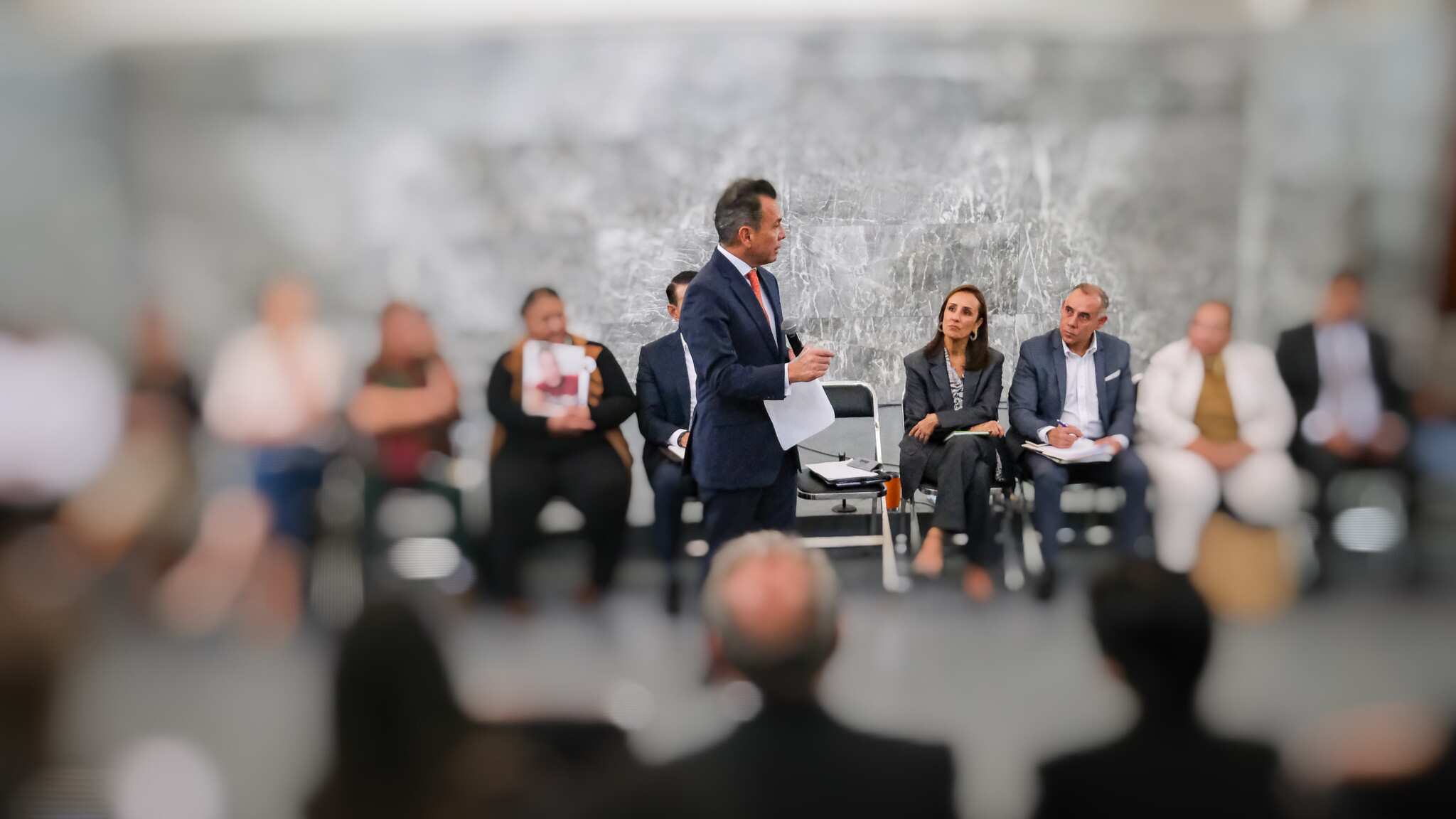 En un esfuerzo por visibilizar y abordar de manera integral la problemática de personas desaparecidas en Jalisco, el gobernador Pablo Lemus Navarro encabezó un diálogo con colectivos, madres buscadoras, académicos e investigadores. Este encuentro buscó escuchar propuestas y definir acciones prioritarias para apoyar a las familias afectadas y garantizar justicia.