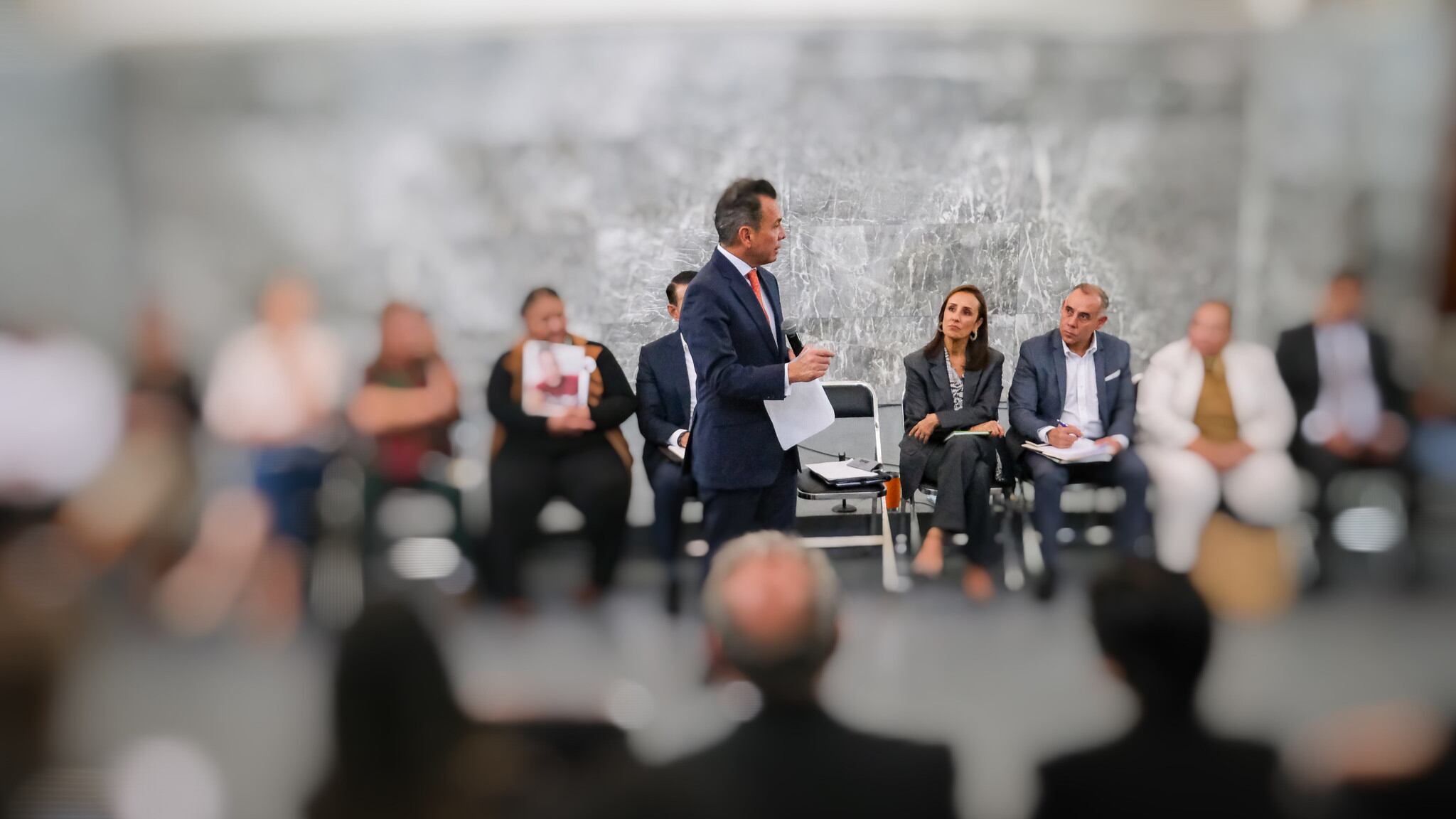 En un esfuerzo por visibilizar y abordar de manera integral la problemática de personas desaparecidas en Jalisco, el gobernador Pablo Lemus Navarro encabezó un diálogo con colectivos, madres buscadoras, académicos e investigadores. Este encuentro buscó escuchar propuestas y definir acciones prioritarias para apoyar a las familias afectadas y garantizar justicia.