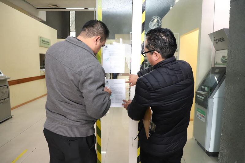 Al estar cerrada la Oficialía de Partes, personal del Tribunal pegó en la puerta la notificación de que Garcia tendrá que quedarse en NL.