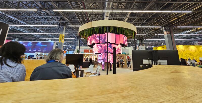 Libros y otras sorpresas en los pasillos de la Feria Internacional del Libro