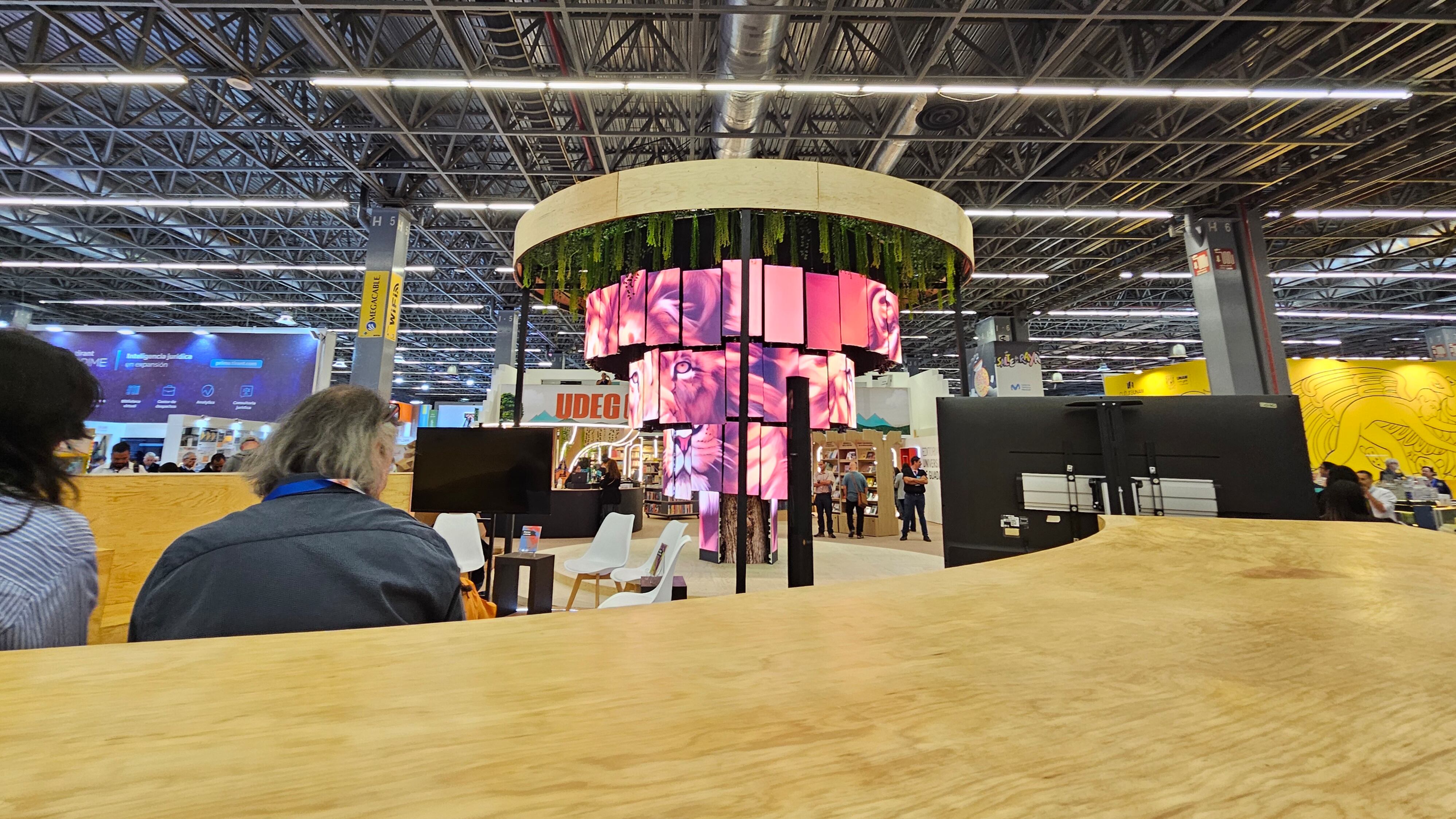 Libros y otras sorpresas en los pasillos de la Feria Internacional del Libro