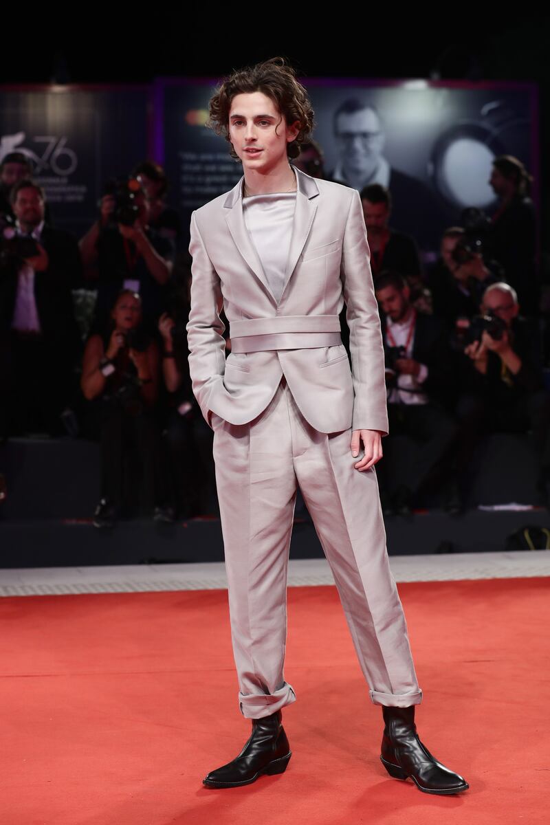 El actor estadounidense  marca la moda con sus looks atrevidos y sexys.
